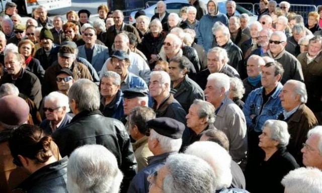 Capital controls: Μετά τις 11:00 το πρωί θα πιστωθούν τα χρήματα από τον ΟΑΕΕ