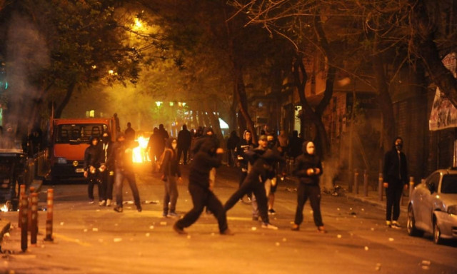 Φωτιές σε κάδους από ομάδα νεαρών στα Εξάρχεια