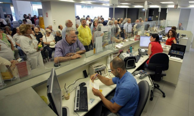 Κλειστές τράπεζες: Δεύτερη ημέρα εξυπηρέτησης των συνταξιούχων χωρίς κάρτα