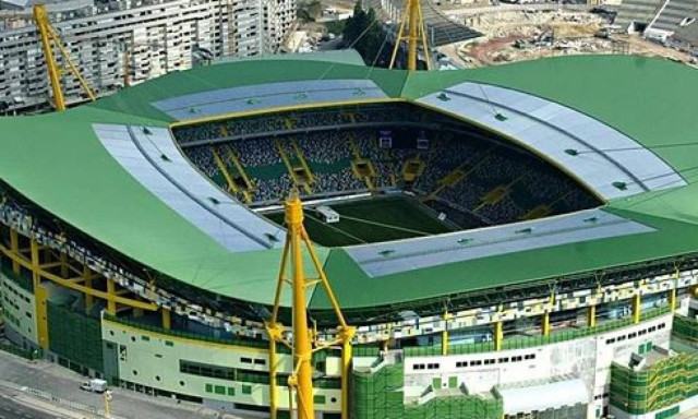 Sporting Lisbon sign Indonesian tsunami survivor Martunis for academy