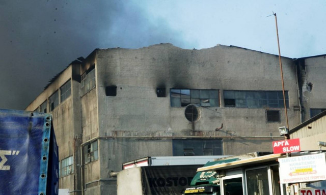 Υπό μερικό έλεγχο η φωτιά στο εργοστάσιο χαρτοποιίας