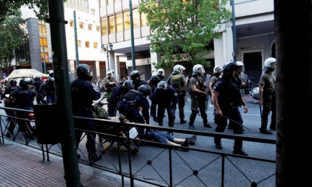 Επεισόδια με κουκουλοφόρους στο κέντρο της Αθήνας (pics&vids)