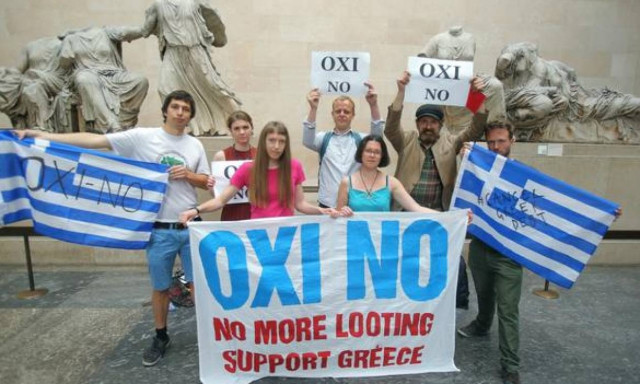 Δημοψήφισμα 2015 - Συγκλονιστικό: Το περήφανο «Όχι» κυματίζει μπροστά από τα Γλυπτά του Παρθενώνα