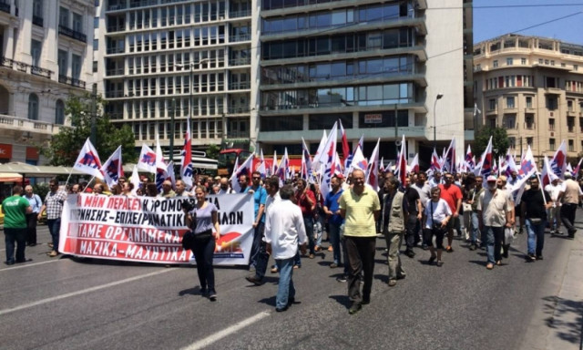 Δημοψήφισμα 2015: Πορεία του ΠΑΜΕ στην Αθήνα - Μικροένταση έξω από τα γραφεία του ΣΕΒ (Photos)