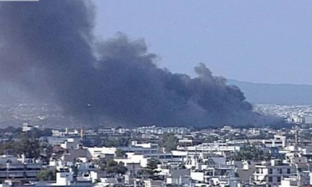 Μεγάλη πυρκαγιά μαίνεται στο εργοστάσιο της Softex στον Βοτανικό (Photos)