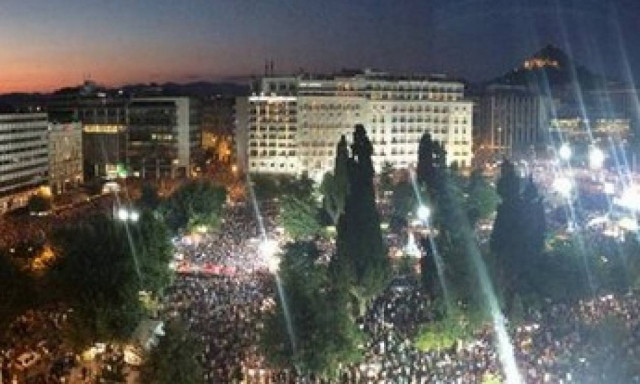 Δημοψήφισμα 2015 - Άφωνος με τον κόσμο στη συγκέντρωση του «ΟΧΙ» ο δημοσιογράφος του BBC