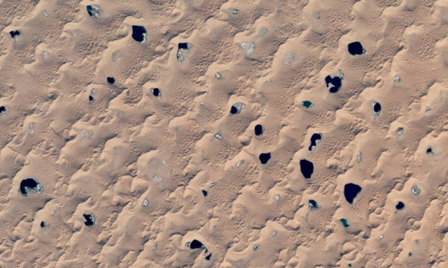 Οι μυστηριώδεις λίμνες της ερήμου Badain στην Κίνα – Τι τις κάνει μοναδικές; (photos)