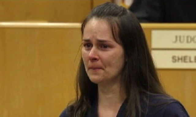 Η δακρύβρεχτη ομολογία της 30χρονης δασκάλας που έκανε σεξ με τρεις μαθητές της (video)