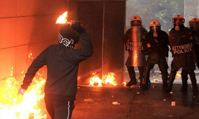 Επεισόδια και συλλήψεις τα ξημερώματα του Σαββάτου (4/7) στα Εξάρχεια