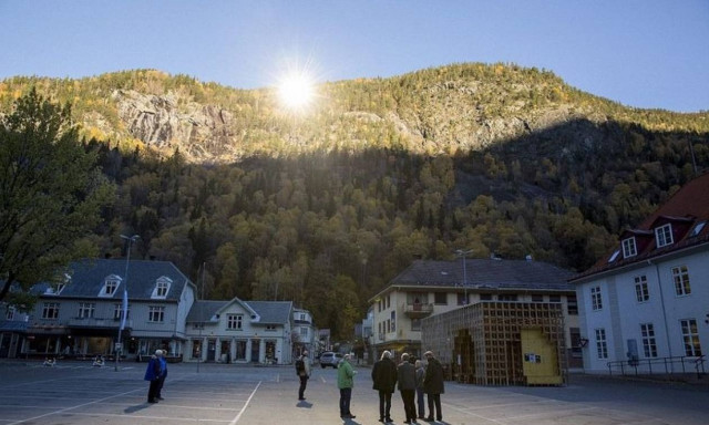 Στην πιο σκοτεινή πόλη του κόσμου… εκεί που οι κάτοικοι βλέπουν τον ήλιο με καθρέφτες (photos)