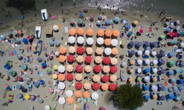 Το δημοψήφισμα… δημοψήφισμα και η παραλία… παραλία! (photos)