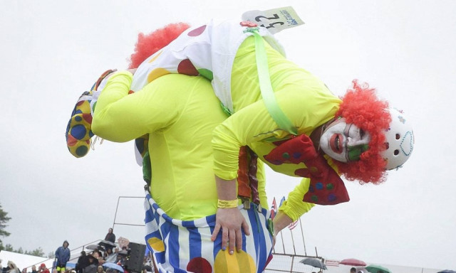 Εν τω μεταξύ στη Φινλανδία κάνουν αγώνα κουβαλήματος συζύγου (video)