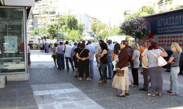 Capital controls: Στις ουρές των ΑΤΜ η αξιοπρέπεια και ελπίδα είναι ζωντανές