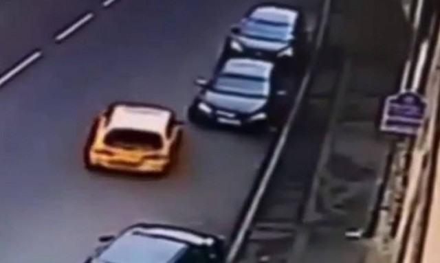 Μια μεγάλη θέση πάρκινγκ, ένα μικρό αμάξι... και μετά το χάος (video)