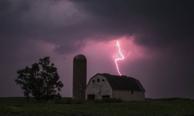 Καλοκαιρινά μπουρίνια! Όταν κεραυνοί φωτίζουν τον ουρανό (photos)