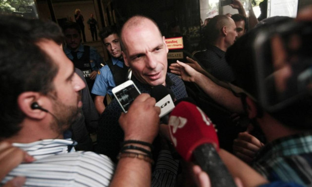 Επεισόδιο έξω από το ΥΠΟΙΚ - Πέταξαν νερό σε Βαρουφάκη και δημοσιογράφους (video)