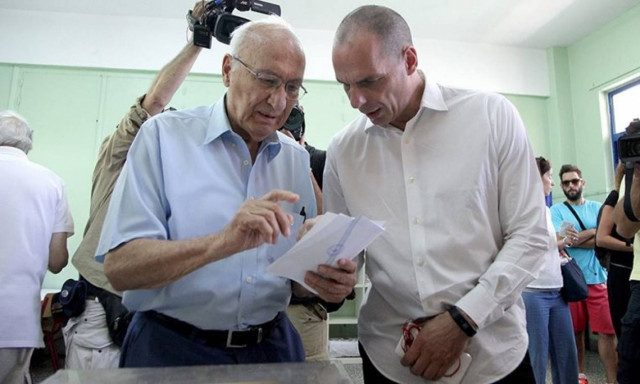 Πικραμένος ο πατέρας του Γιάνη Βαρουφάκη για την παραίτηση του ΥΠΟΙΚ