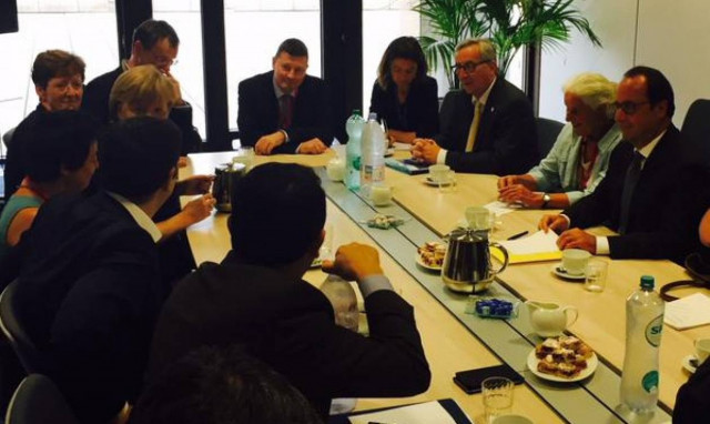 Σε εξέλιξη η συνάντηση Τσίπρα με Μέρκελ, Ολάντ, Γιουνκέρ