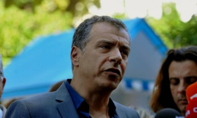 Η κυβέρνηση δίνει μάχη στις Βρυξέλλες και ο Στ. Θεοδωράκης κάνει αντιπολίτευση