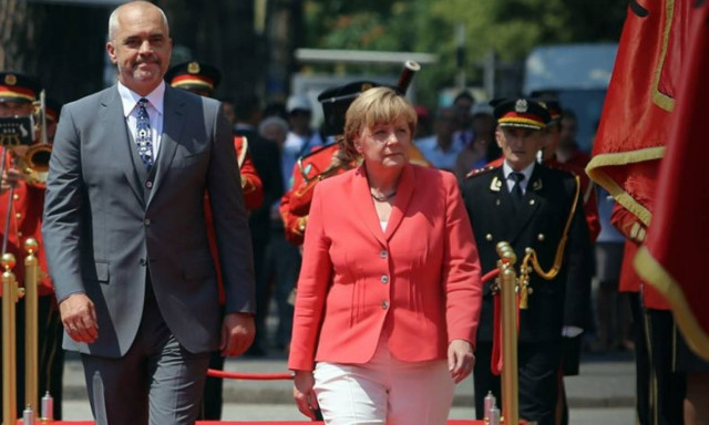 Μέρκελ: Στην Αλβανία με... σχόλιο για την Ελλάδα (videos)