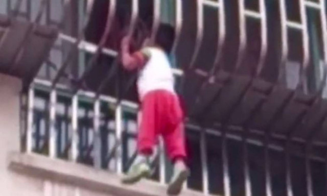 Σοκαριστικό βίντεο: Αγοράκι αιωρείται στο κενό από το σφηνωμένο κεφάλι του!