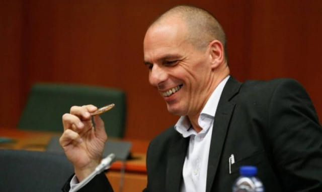 Διαπραγματεύσεις - Ο Βαρουφάκης τρόλαρε τους δημοσιογράφους στο καφενείο της Βουλής! (pics)