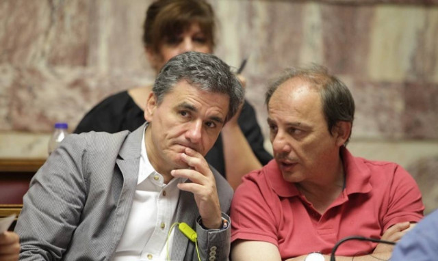 Συμφωνία: Η υπογραφή Τσακαλώτου έγινε viral και δικαίως μάλιστα (photos)