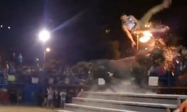 Η «καυτή» εκδίκηση του φλεγόμενου ταύρου σε επίδοξο ματαντόρ (video)