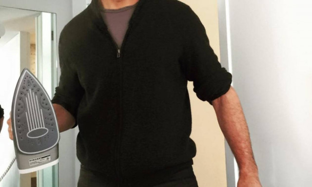 Ο σταρ που δεν θα περιμένατε να δείτε με το σίδερο στο χέρι!