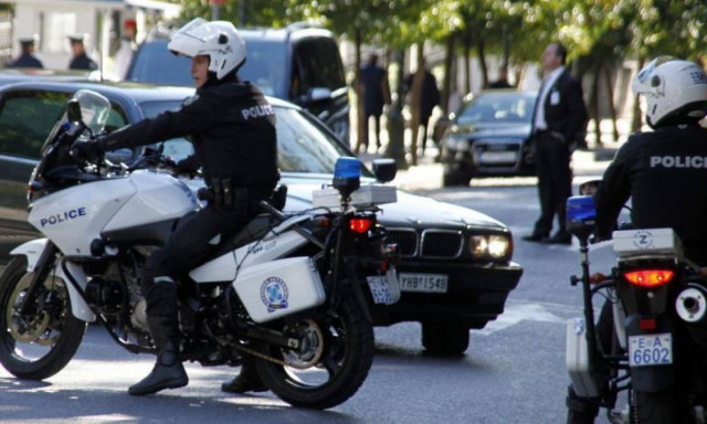 Πανικός στο Ηράκλειο: Άνδρας κυνηγούσε τη μητέρα του με μπαλτά στο κέντρο της πόλης