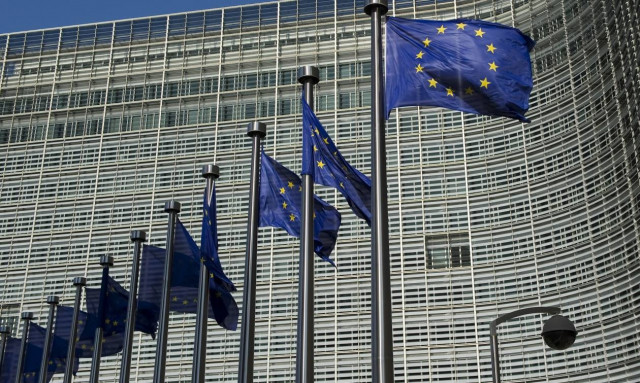 Σύνοδος Κορυφής – Οι δημοσιογράφοι «λύγισαν» και χαλαρώνουν… στο πάτωμα (photo)