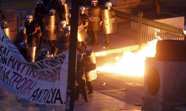 Η σοκαριστική φωτογραφία από τα επεισόδια στο Σύνταγμα που κάνει το γύρο του διαδικτύου