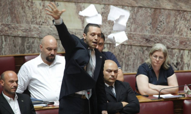 Βουλή: Ο Κασιδιάρης έσκισε το μνημόνιο (vid)