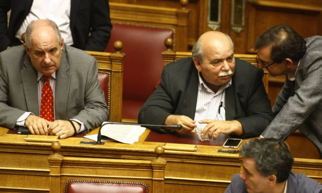 Βουλή: Όταν ο Βούτσης δεν μπόρεσε να αντισταθεί σε ένα cheesecake! (photos)