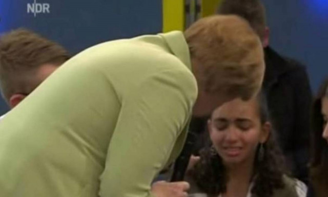 Η Μέρκελ διώχνει μικρή Παλαιστίνια από τη χώρα, αλλά της κάνει και μια αγκαλίτσα (video)