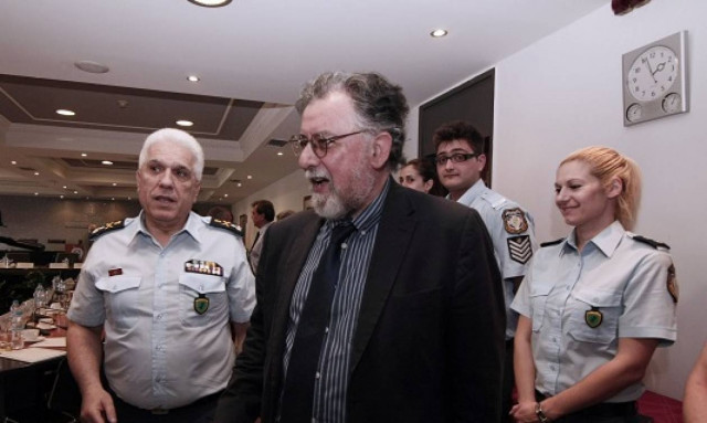 Κόντρα Πανούση και νεολαίας ΣΥΡΙΖΑ για τα επεισόδια στο Σύνταγμα