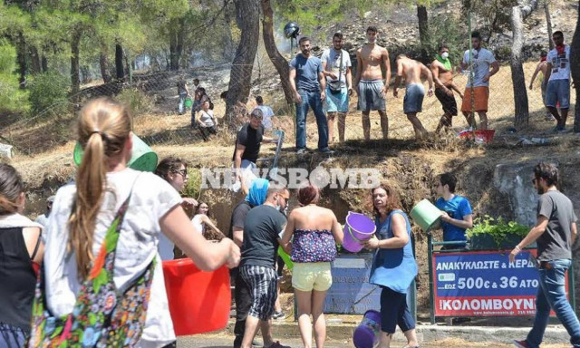 ΣΥΝΕΧΗΣ ΕΝΗΜΕΡΩΣΗ: Απεγνωσμένες προσπάθειες να οριοθετηθεί το πύρινο μέτωπο στον Υμηττό (pics+vids)