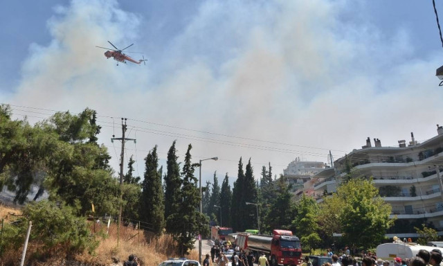 Φωτιά στον Καρέα: Δείτε τις συγκλονιστικές εικόνες (photos&video)