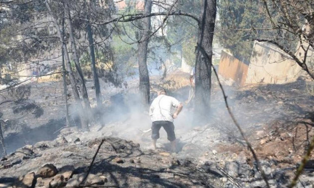 Πυρκαγιά στον Καρέα – Δείτε εικόνες όπως τις κατέγραψε η κάμερα του Newsbomb (photos - video)