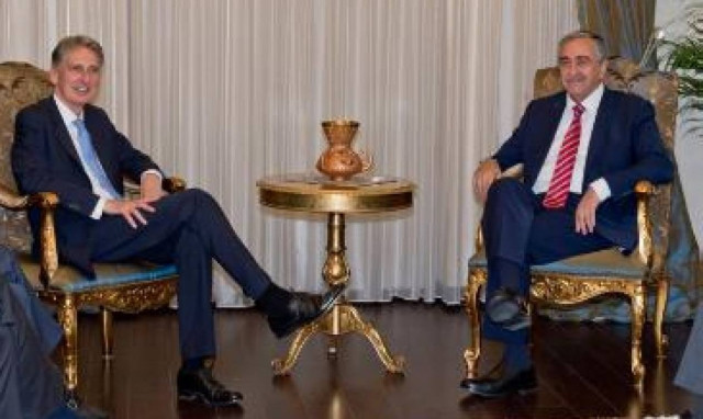 Συνάντηση Βρετανού ΥΠΕΞ με Ακιντζί