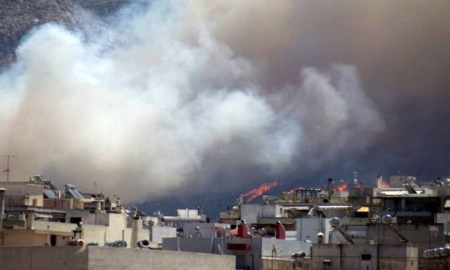 Σε εξέλιξη μεγάλη πυρκαγιά στον Καρέα