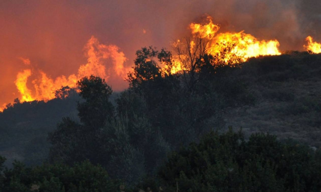 Μεγάλη φωτιά στο Σπαθοβούνι Κορινθίας