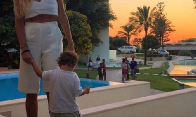 Καλοκαιρινές διακοπές στη Ρόδο με το γιο της η... (εικόνα)