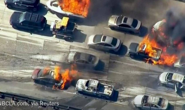 Καλιφόρνια: Μεγάλη πυρκαγιά έφτασε μέχρι τον αυτοκινητόδρομο-20 οχήματα κάηκαν ολοσχερώς (photos)