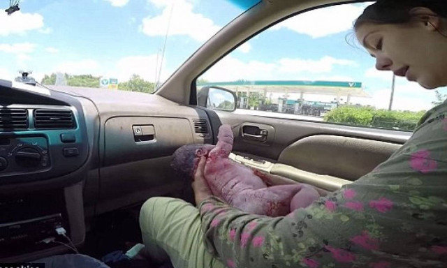 Απίστευτο! Γέννηση μέσα στο αυτοκίνητο – Δείτε τη συγκλονιστική στιγμή (video)