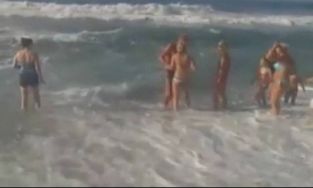 Ρέθυμνο: Nαυαγοσώστης σώζει πατέρα και κόρη - Aπίθανη σύμπτωση αποδείχθηκε σωτήρια (video)