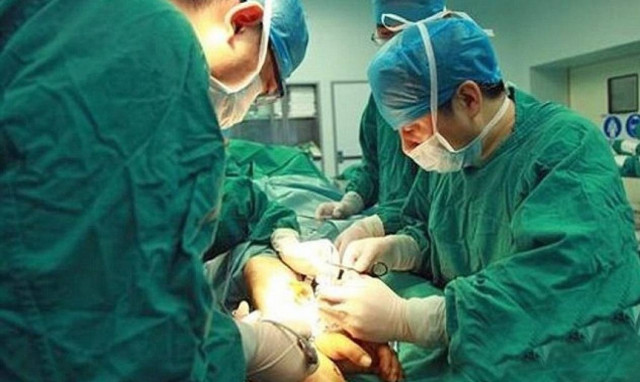 Συγκλονιστικό: Του έραψαν το χέρι στον αστράγαλο - Δείτε τη φωτογραφία