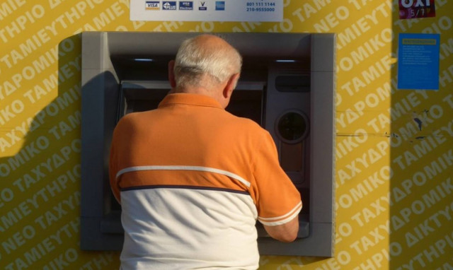 Πόσα δισ. κρύβουν τελικά οι Έλληνες στα σπίτια τους;