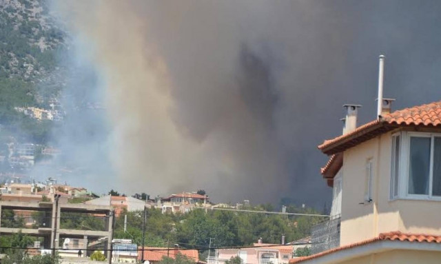 Πυρκαγιά στους πρόποδες της Πάρνηθας