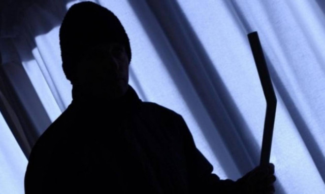 Στιγμές φρίκης για ηλικιωμένο ζευγάρι στο Βόλο - Ληστής τους χτύπησε με λοστό μέσα στο σπίτι τους